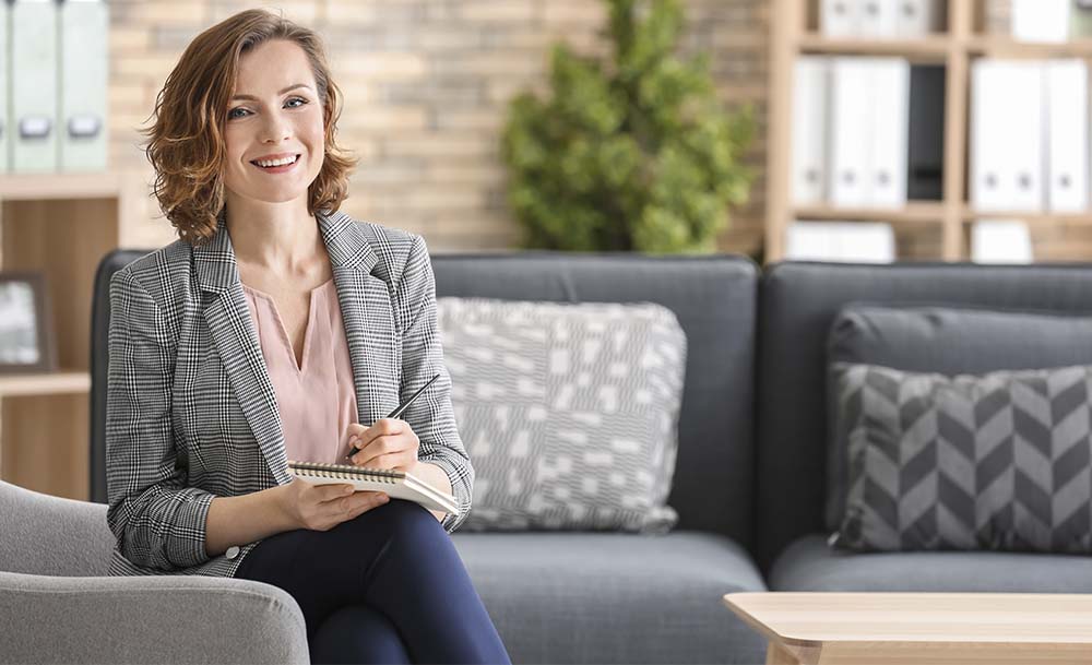 Psicòloga esperant a consulta per atendre a un client