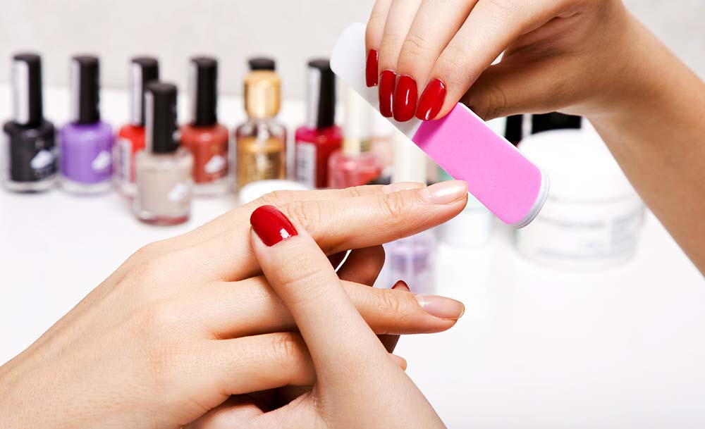 Professional de la manicura realitzant un servei a un client