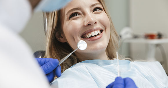 Client en consulta dental realitzant visita.